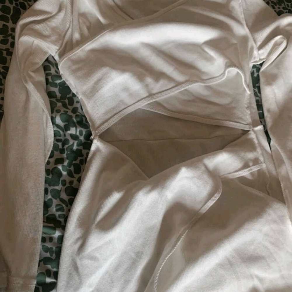 🆕️Elegant White Cut-Out Maxi Dress - Picture 3 of 5